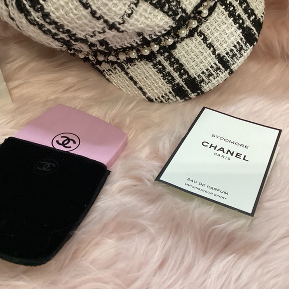 Chanel bundle with fashion hat, double sided mirror, shopping bag & 3 parfumes - Picture 6 of 10